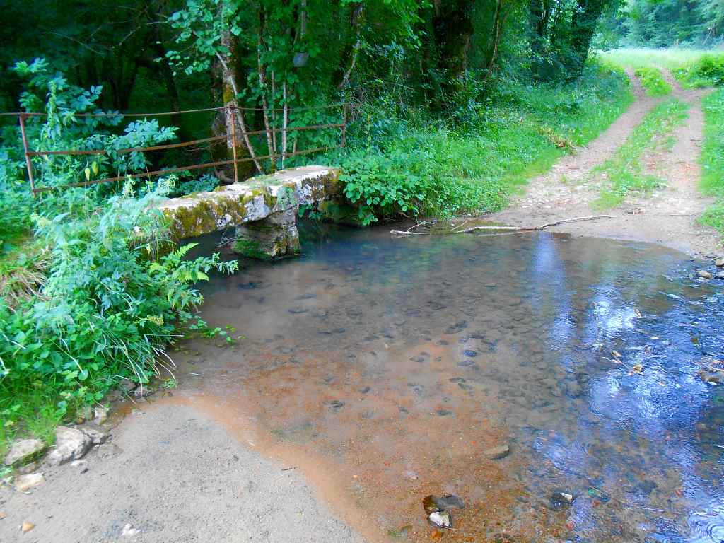 Pres de Teyjat, pont et ruisseau