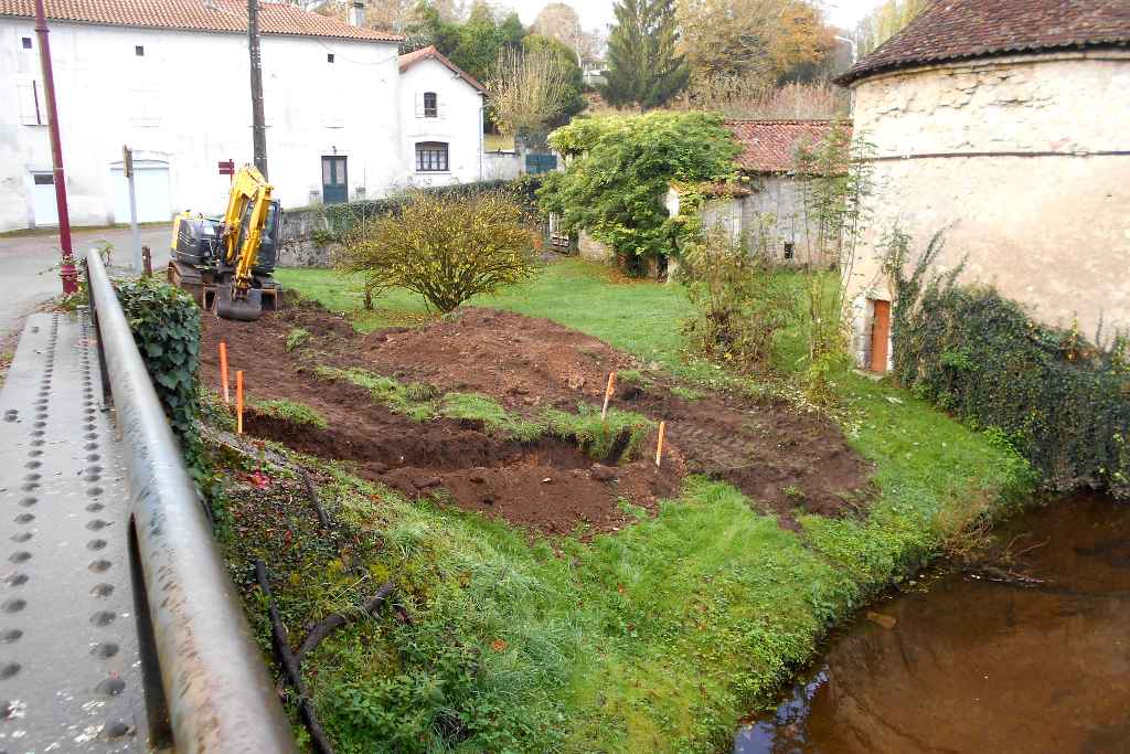 Travaux-pont-devant le pigeonnier